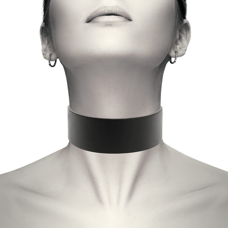 DelighToys - Coquette – Chic Desire Vegan Leather Adjustable Choker (1)